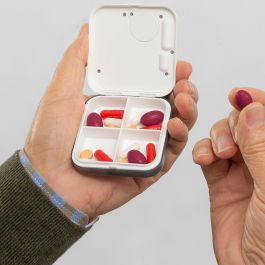 Innovagoods Pastillero inteligente electrónico con reloj, alarma y cronómetro, 4 compartimentos hermético, tamaño bolsillo