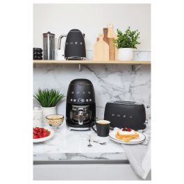 Smeg DCF02BLMEU Cafetera de filtro estilo años 50, Negro, 1.4L, 10 tazas, 1050W