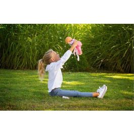 Nenuco Muñeco ¿Damos un Paseo? 35 cm con ropita para porteo o mochila, incluye biberón