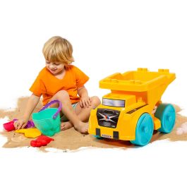 Camión volquete con accesorios de playa. Camión volquete con accesorios de playa.