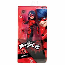 Bandai Miraculous Muñeca Ladybug Maniquí Articulada 26 cm con Traje Original, Ropa Removible y Cabello Estilizable