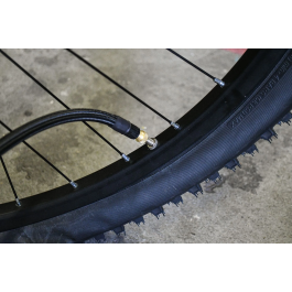 Michelin Bomba de Pie Homologada con Manómetro - 7 Bar, Manguera 60 cm, Boquillas Incluidas - Modelo 2023