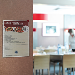 Djois Portacatalogos funda de presentacion adhesiva removible DIN A4 con esquina magnetica capacidad 10 hojas pack 5 unidades