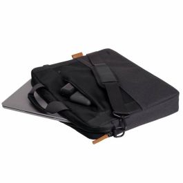 Trust 25246 Maletín Lisboa para Portátiles 16" Negro, Acolchado Anti-Golpes, Fabricado con PET Reciclado, Correa Carro