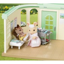 Sylvanian Families 5094 Set Enfermera y Accesorios: Figura de Conejo Madre Enfermera, Mesa, Silla, Muletas y 30 Complementos, +4 años