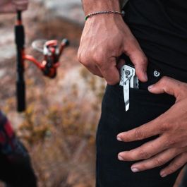 True Herramienta 2 en 1 Cutter y Tijeras con Hoja de 7 cm y Tijeras de 4 cm, Acero Inoxidable y Mango de Aluminio