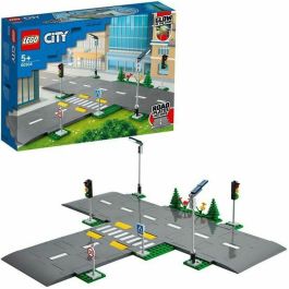 LEGO 60304 City Intersección para montar, set de construcción de carreteras con paneles, farolas y señales que brillan en la oscuridad