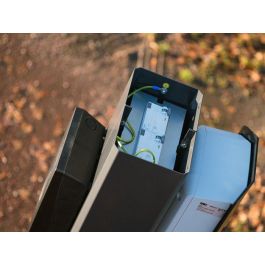 Next Green 205 D2 Soporte de Poste Polebox para Caja de Carga EV, Tubo Ø 60mm, Acero Sueco, Terminal y Carril DIN