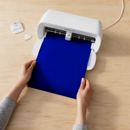 Cricut Joy Xtra Smart Vinyl Lámina de vinilo de transferencia térmica liso, Azul, 241x305 mm, Compatible con Cricut Joy Xtra, Ref. 2010373 Cricut Joy Xtra Smart Vinyl Lámina de vinilo de transferencia térmica liso, Azul, 241x305 mm, Compatible con Cricut Joy Xtra, Ref. 2010373