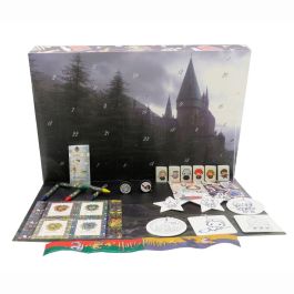 CYP BRANDS Calendario de Adviento Harry Potter con 24 Sorpresas, Pegatinas, Sellos, Brazalete y Puzle - Decorado de Juego Incluido