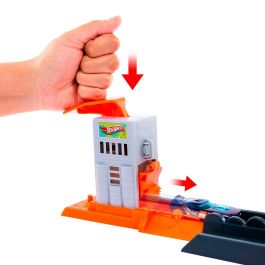 Hot Wheels Pista Gorilla Garage Attack JHL92, Set de Juego con Coche a Escala 1:64 para Niños +4 Años, Enfrenta al Gorila