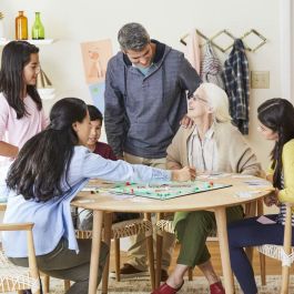 Monopoly Juego de Mesa Clásico Madrid. Incluye tablero, peones, tarjetas, cartas, casas y hoteles. Edades 8-99 años