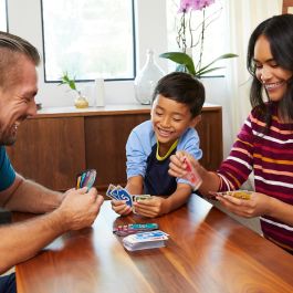 Mattel Uno Flip! Juego de cartas, voltea las cartas y cambia el juego.