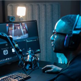 Logitech StreamCam Cámara Web Negra, Full HD 1080p, 60 fps, Micrófono Integrado, Autoenfoque, USB