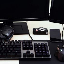 Logitech G G513 Teclado Gaming Mecánico RGB LIGHTSYNC con Interruptores GX Brown, Reposamanos de Espuma Viscoelástica, Carbono