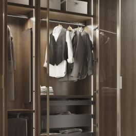 Emuca Kit de barra para armario Luxe, tira LED 4,5x8 Neonlynx V, sensor de movimiento RF Smart y convertidor Smart (24V DC), longitud 1.150mm, Luz blanca cálida 2.700K, Plástico y Aluminio, Pintado negro texturizado