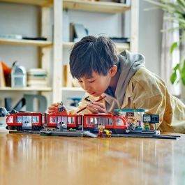 LEGO 60423 City Tranvía y Estación del Centro de la Ciudad, set de juego de construcción para niños a partir de 7 años
