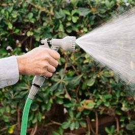 Pack Pistola de Agua a Presión con Depósito 8 en 1 y Manguera de Jardín Extensible InnovaGoods