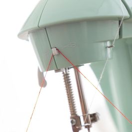 Mini Máquina de Coser Portátil con LED, Cortahílos y Accesorios Sewny InnovaGoods