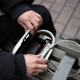 Master Lock Mini caja fuerte portátil de viaje con cable de seguridad integrado, combinación programable de 4 dígitos, puerto para cable, ABS resistente, Blanco