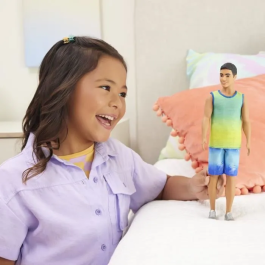 Barbie Muñeco Ken Fashionista Camiseta Degradada HYV00 Muñeco para Niños +3 Años