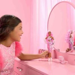 Barbie HYV25 Muñeca Deluxe con Vestido Rosa Brillante, Articulada 11 Puntos, Guantes Terciopelo y Bolso para Niñas +3 Años