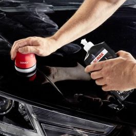 Sonax SX02961000 Abrillantador + Cera Negra 500 mL para Pintura Negra, limpia, restaura brillo intenso y camufla arañazos. Sonax SX02961000 Abrillantador + Cera Negra 500 mL para Pintura Negra, limpia, restaura brillo intenso y camufla arañazos.