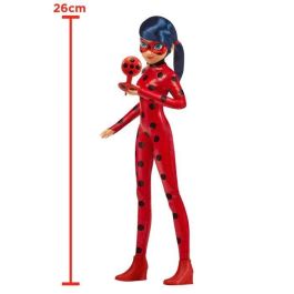 Bandai P50028 Muñeca Fashion Miraculous Ladybug 26 cm con Teléfono y Nuevo Disfraz Efecto Vinilo
