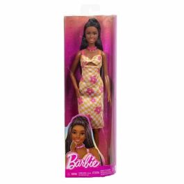 Barbie HYT91 Muñeca Fashionistas Primavera con Vestido Midi a Cuadros Naranja y Flores Fucsia, Pelo Trenzado y Accesorios, 3+ años