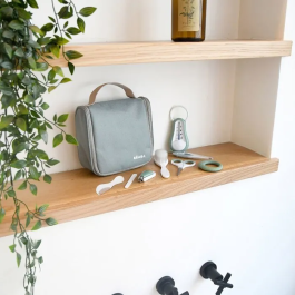 Beaba Neceser con 10 Accesorios, Verde Salvia - BEA3384349204259