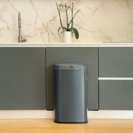 Kitchen Move LOGAN Cubo de Basura Automático de Cocina, 58 Litros, Acero Inoxidable Gris Mate, Diseño Rectangular con Flejes Kitchen Move LOGAN Cubo de Basura Automático de Cocina, 58 Litros, Acero Inoxidable Gris Mate, Diseño Rectangular con Flejes