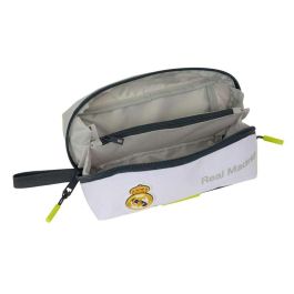 Safta Estuche Portatodo Escolar Real Madrid 1ª Equipación 25-26. Diseño Cuadrado Grande con 1 Cremallera. Dimensiones: 80x200x80 mm Safta Estuche Portatodo Escolar Real Madrid 1ª Equipación 25-26. Diseño Cuadrado Grande con 1 Cremallera. Dimensiones: 80x200x80 mm