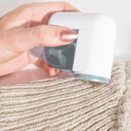 Je cherche une Idee Máquina Quita-Pelusas, Funciona con Pilas AA LR06, Incluye Cepillo y Depósito