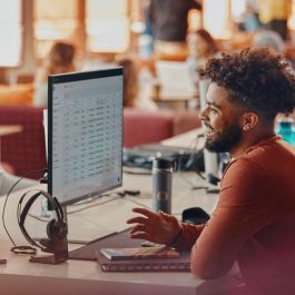 HP Voyager Focus 2 Certified USB-C/USB-C/A Headset con Base de Carga