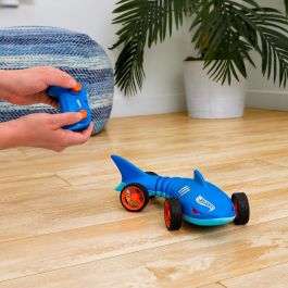 Hot Wheels HXJ83 Tiburón Radio Control Shark Speeder Mattel Vehículo Teledirigido con Sonidos y Ojos Rojos Escala 1:15