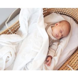Kiokids Manta para Bebé Blanco con Estrellas en Relieve - Manta Suave 80x110 cm para Recién Nacido +0 Meses