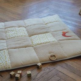 Alfombra de juego - DOMIVA - Luna de Miel - Patchwork - Aro de madera y luna decorativa Alfombra de juego - DOMIVA - Luna de Miel - Patchwork - Aro de madera y luna decorativa