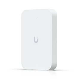 Ubiquiti AP WiFi 7 Montaje Pared, 4 Spatial Streams, 115 m2, 3x 2.5 GbE RJ45 PoE, Switch Integrado para Hostelería