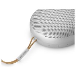 Bang & Olufsen Beosound A1 2.ª Generación Altavoz Bluetooth Inalámbrico, Gris Mist, IP67 Resistente, Alexa Integrada, 48h Autonomía, USB-C, Sonido 2 Vías