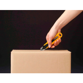 Q-connect XD-123 Cutter de Seguridad Retráctil con Asa para Colgar, Cuchilla Ancha 18 mm, Plástico Resistente, Amarillo, 1 Unidad