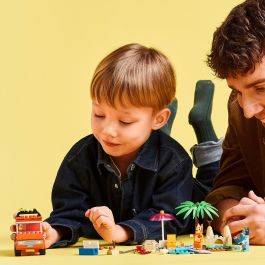Lego Bluey Excursión Familiar a la Playa con Bluey, Bingo y Mamá, Juguete Interactivo Preescolar +4 años