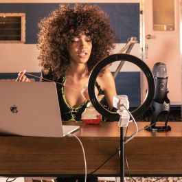 Logitech Streamcam Cámara Full HD USB-C para Streaming con Doble Micrófono y Video Vertical, Color Blanco