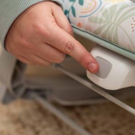 Ingenuity ING17498 Mecedora para Bebé 3 en 1 Keep Cozy - Arcoíris Tropical con Arco y Juguetes Extraíbles, 3 Posiciones, hasta 18 kg