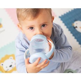 KioKids Taza de Aprendizaje Step 1 Azul +6 Meses con Tetina de Silicona Antiderrame y Sistema Anticólico. Fácil Transición Biberón a Vaso, Asas, Apta Lavavajillas.