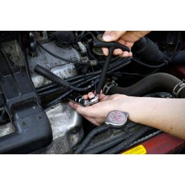 Llave para bujías articulada con doble rótula y manguitos surtidos de 16 mm, 18 mm y 21 mm. Mango en T antideslizante de acero inoxidable.