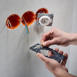 Wolfcraft 5975000 Plantilla para marcar y alinear, para medidas de 71 y 91 mm, obra en seco, instalación de cajas de enchufe e interruptores