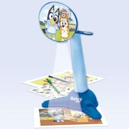 Educa Proyector Bluey con Lámpara LED, 40 Diapositivas, 4 Ceras y 1 Lápiz (5-9 Años)