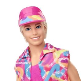 Barbie Ken Fashion Doll Muñeco de la Película Coleccionable con Traje Retro de Patinaje, Visera, Rodilleras y Patines Impala Verde Neón