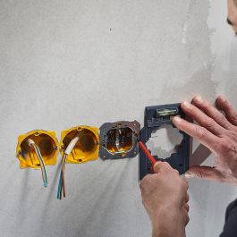 Wolfcraft 5975000 Plantilla para marcar y alinear, para medidas de 71 y 91 mm, obra en seco, instalación de cajas de enchufe e interruptores