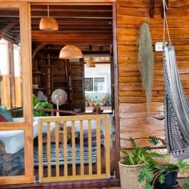 Ingenuity ING0074451172715 Puerta de Seguridad Infantil de 76-91 cm, Personalizable, Pintable o Teñible, Fácil Instalación